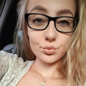 Meet your Posher, Abbey